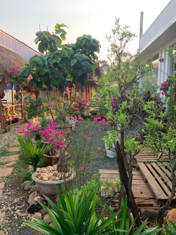 um jardim em frente a um edifício com flores em Chà Là retreat BMT em Buon Ma Thuot