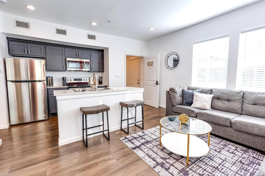 Una cocina y una sala de estar con un sofá y una mesa. en Velouté Valor - 1BD Near Med Center & Museum District, en Houston