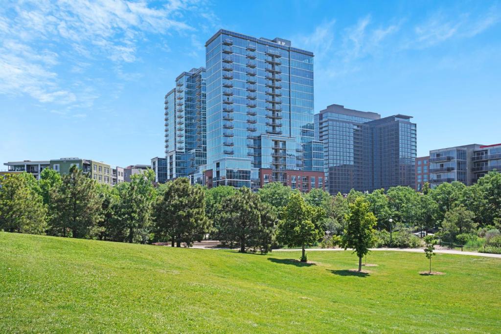 ein Park mit Bäumen und Gebäuden in einer Stadt in der Unterkunft Home in the Heart of the City - Urban Luxury in Denver