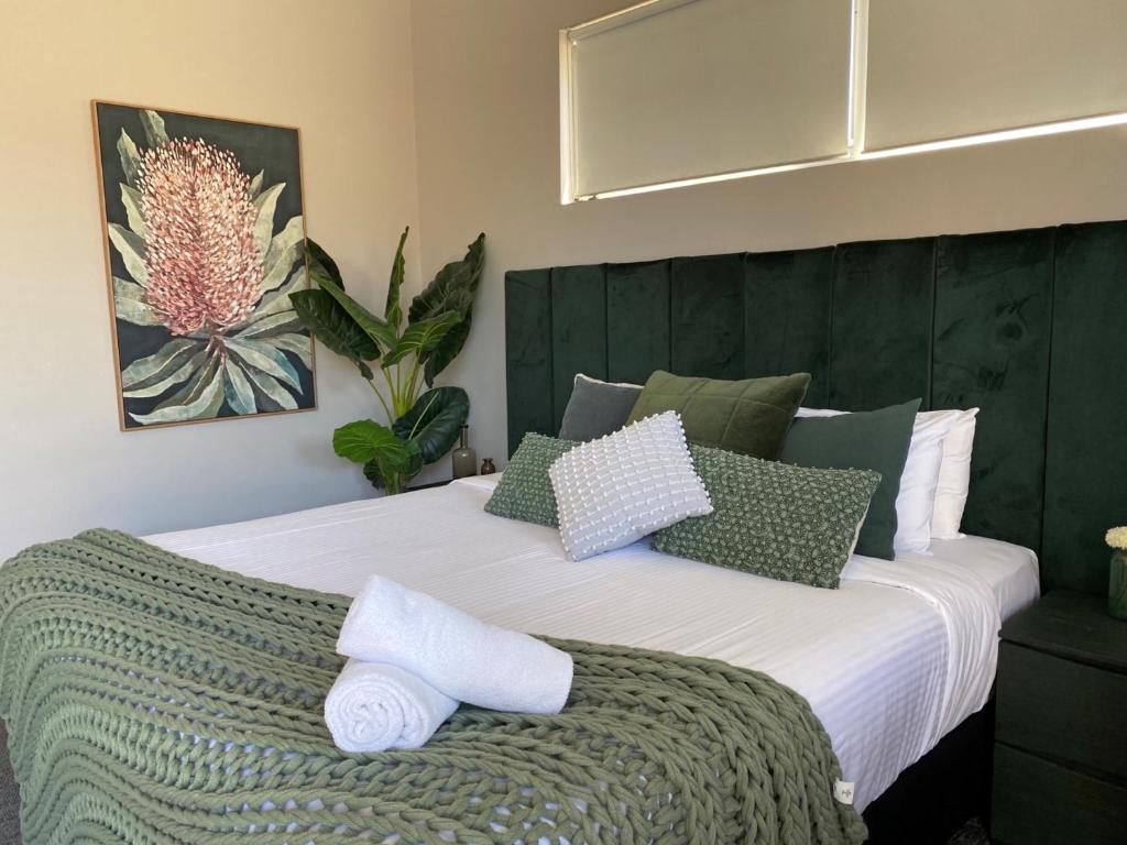 Postel nebo postele na pokoji v ubytování Fremantle Boutique Accommodation - Maand Up