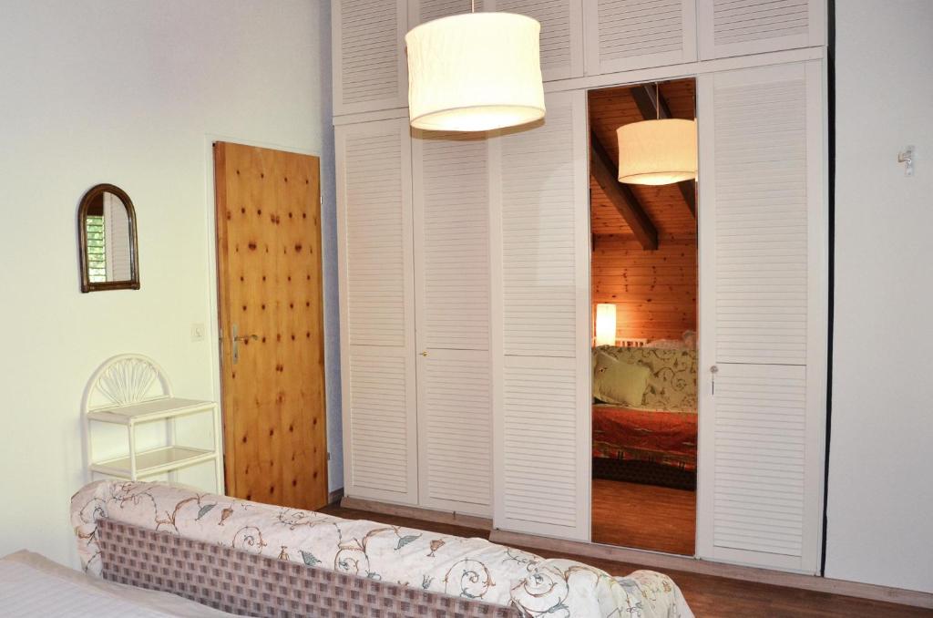 a living room with a couch and a mirror at Chalet Memory in Zermatt