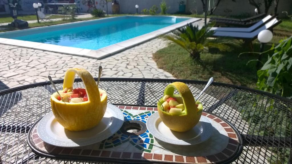 una mesa con dos tazones de fruta encima en B&B Villa Romina en San Cataldo