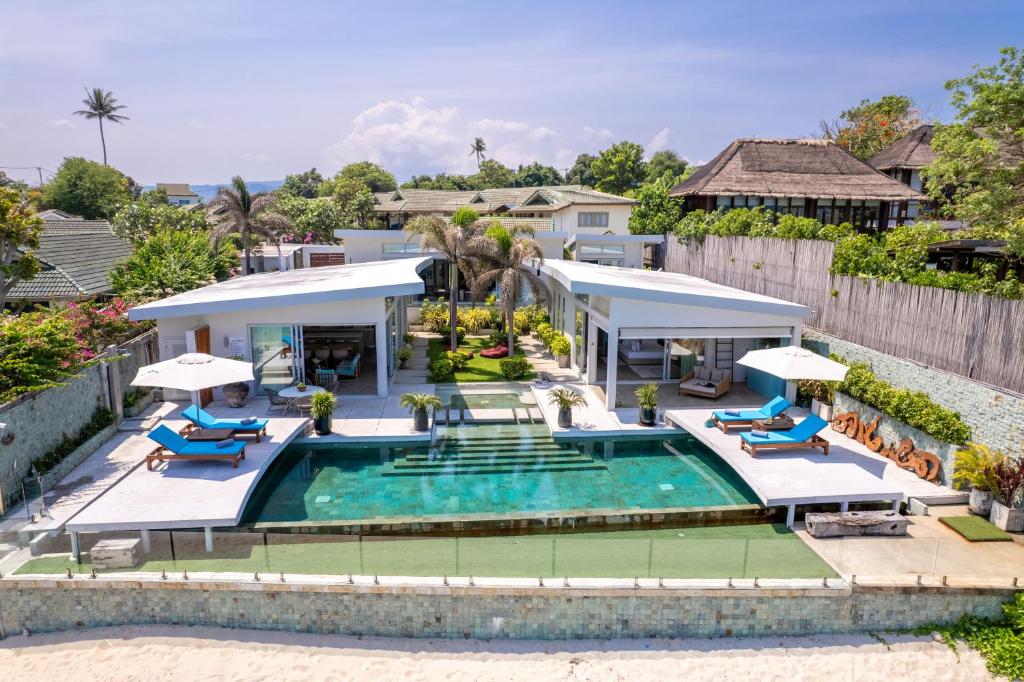 eine Luftansicht eines Hauses mit Pool in der Unterkunft Villa Playa Samui in Strand Choeng Mon