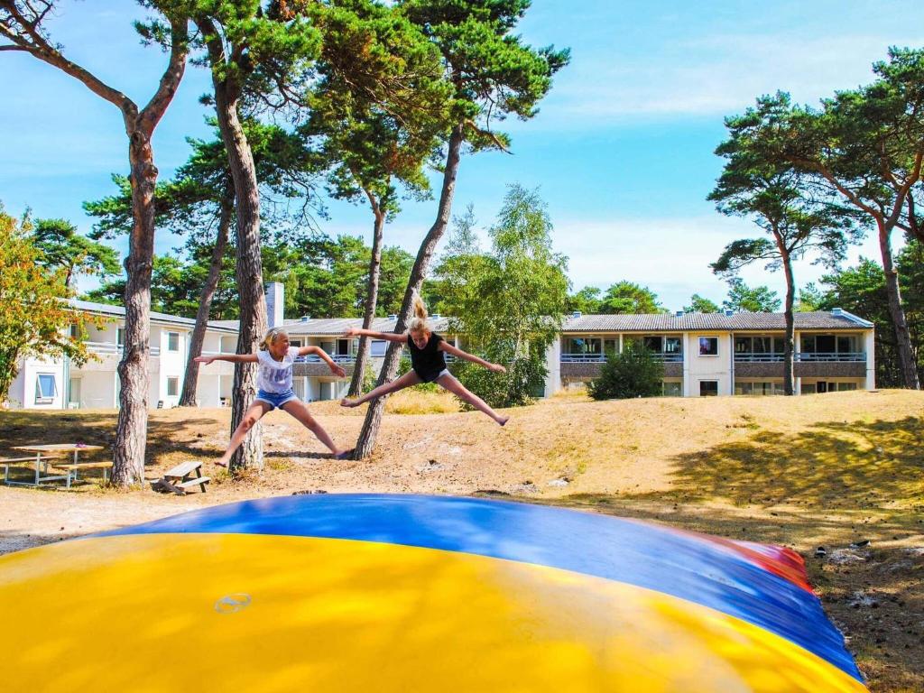 Zwei Leute spielen mit einem Frisbee auf einem Feld in der Unterkunft 2 person holiday home in Nex in Neksø