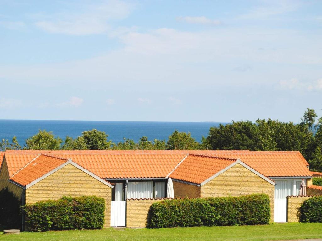 阿靈厄的住宿－4 person holiday home in Allinge，一排带橙色屋顶的房屋