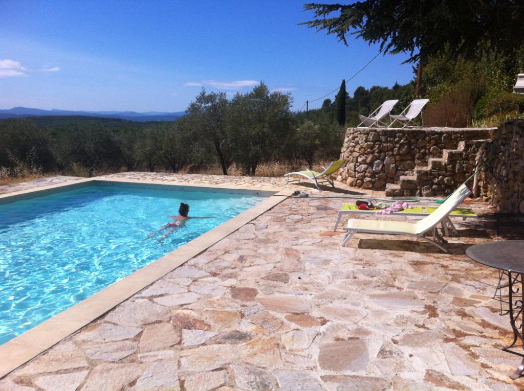 une personne nage dans une piscine dans l'établissement Villa Paradis, à Saint Antonin du Var