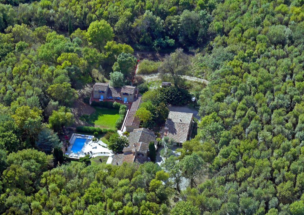 eine Luftansicht eines Hauses im Wald in der Unterkunft La Pierrerie in Grimaud