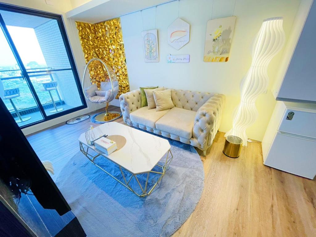 a living room with a couch and a table at 光嶼海溫泉海景無邊際泳池豪華套房 in Hsin-hsing