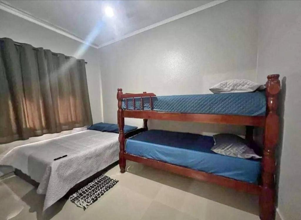 1 dormitorio con 2 literas en una habitación en Apartamento Praia de Mongaguá en Mongaguá