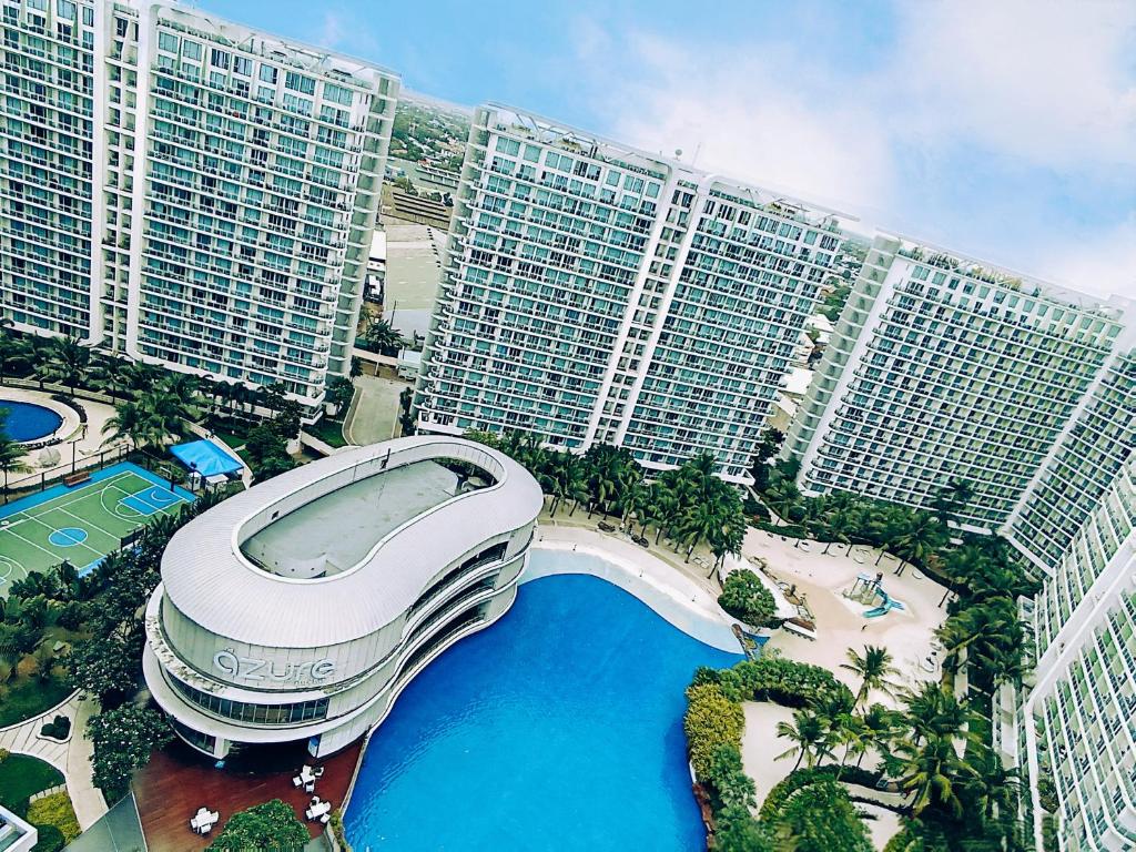 eine Luftansicht auf ein großes Gebäude mit Pool in der Unterkunft Azure Residences Sumerton Staycation in Manila