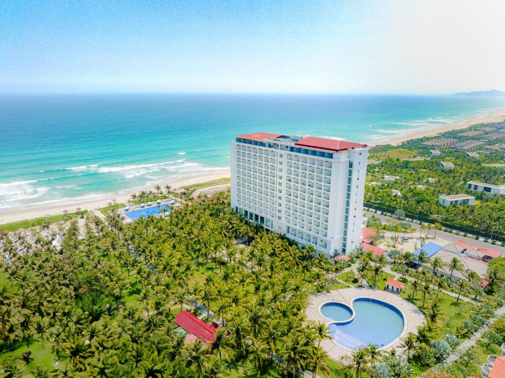 una vista aérea de un hotel y del océano en Ocean Waves Resort Cam Ranh en Cam Lâm