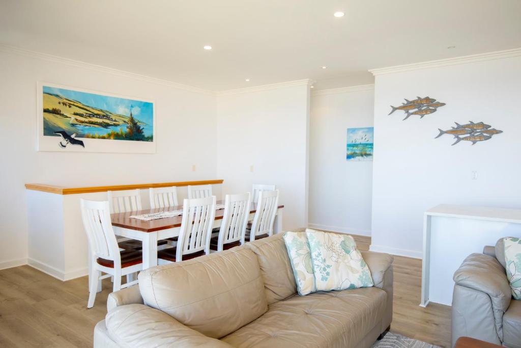 Posezení v ubytování Shearwaters Apartment Waterfront Accomodation