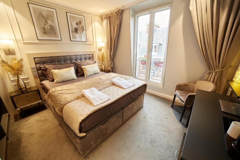 a bedroom with a large bed and a window at Black Pearl Suite Luxe Centre-Ville Amiens à 200m de la Cathédrale in Amiens