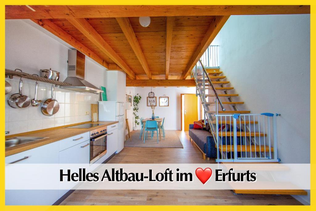 cocina con armarios blancos y techo de madera en Helle 72qm Maisonette Wohnung im Herzen Erfurts mit Kingsize Bett, Smart-TV, etc, en Erfurt