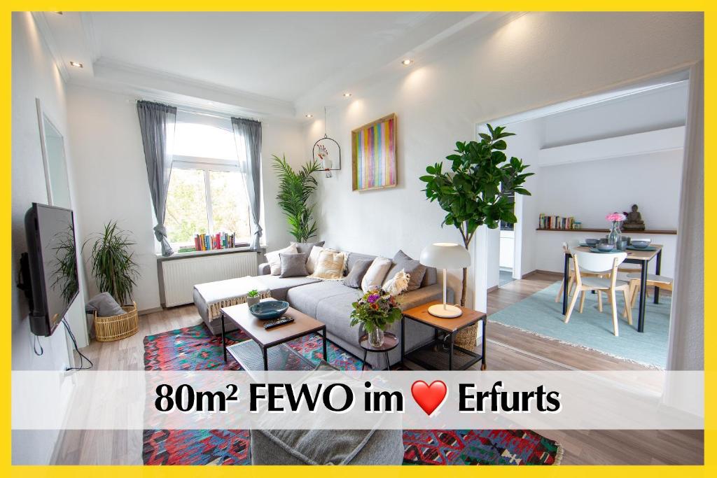 - un salon avec un canapé et une table dans l'établissement 80m2 3R Wohnung mit privatem Parkplatz, Kingsize Betten, Smart-TV, etc, à Erfurt