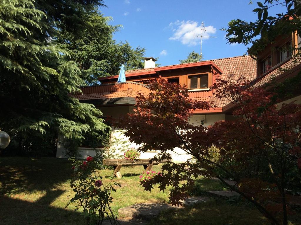 a house with a blue towel on top of it at App Carolina in Creazzo