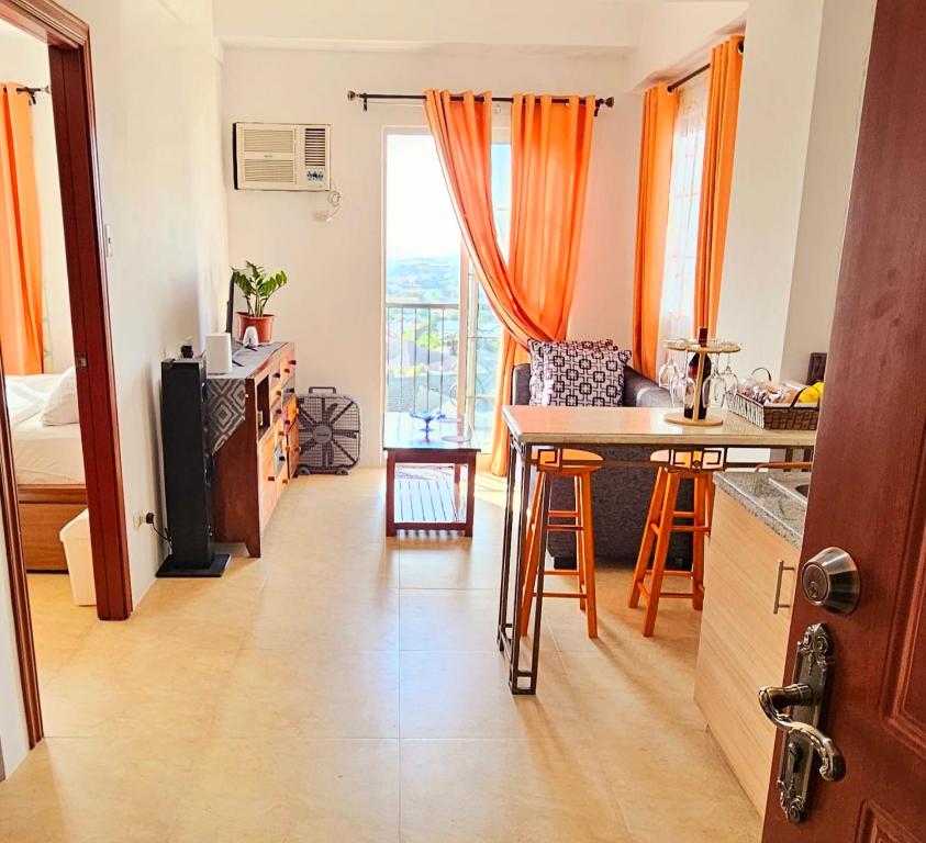 um quarto com uma cozinha e uma mesa com uma janela em AppleOne CondoTower1-1055 em Cebu