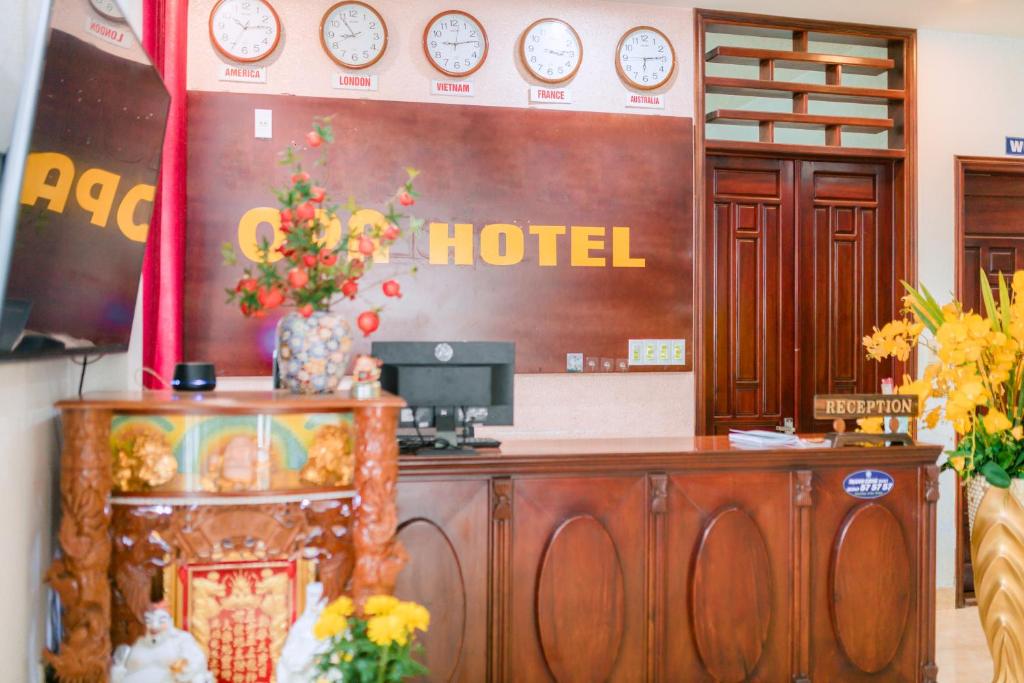 una habitación de hotel con un escritorio con relojes en la pared en OPA HOTEL HUE en Thôn Lại Thê