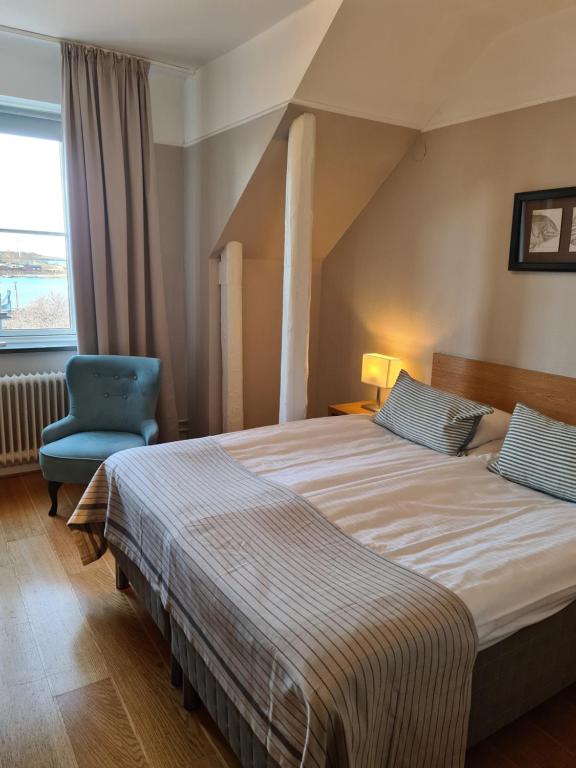 Postel nebo postele na pokoji v ubytování Hamnhotellet Kronan