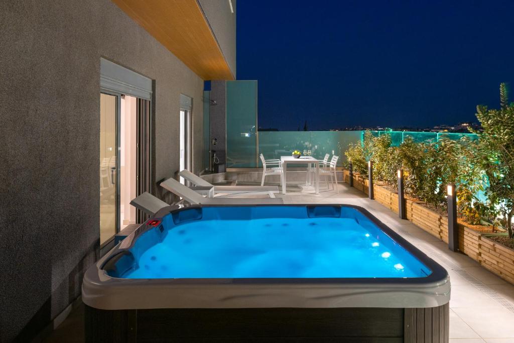 una vasca idromassaggio sul balcone di una casa di RhodesRentalsgr presents Rhodes Skyline Suites a Ixiá