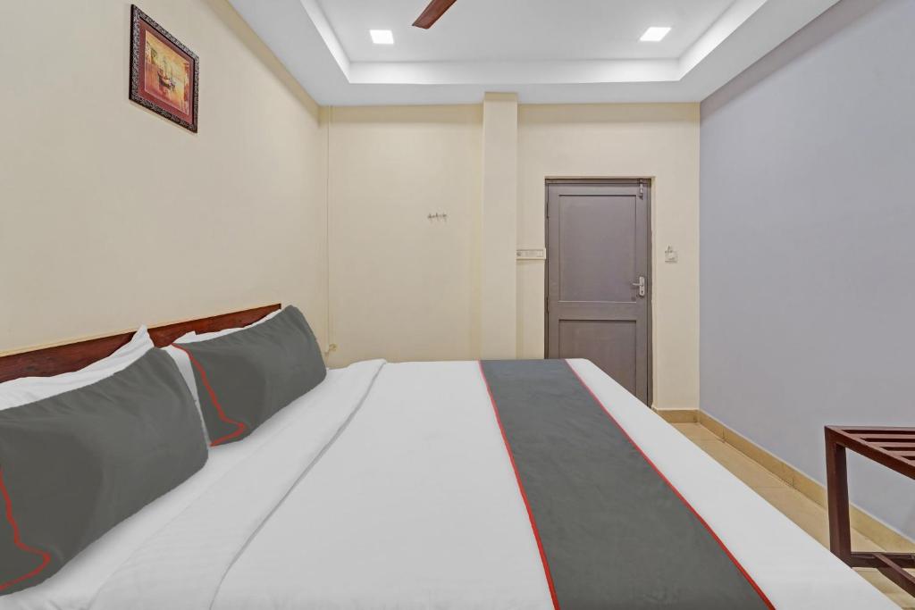 um quarto com uma cama grande num quarto em Super Collection O G Silver Hotels Mount Road em Chennai