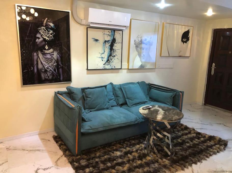 sala de estar con sofá azul y mesa en Stylish Apartment in Koreatown! Central Location!!, en Los Ángeles