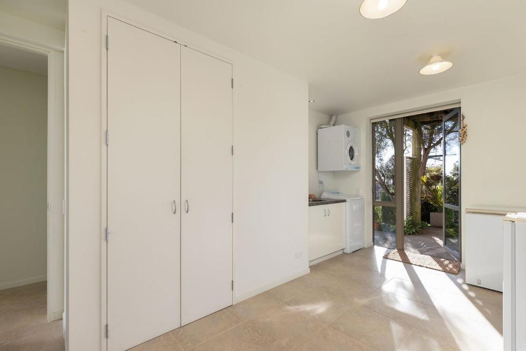 Kuchyň nebo kuchyňský kout v ubytování Elevated Views Little Kaiteriteri 3 bedrooms