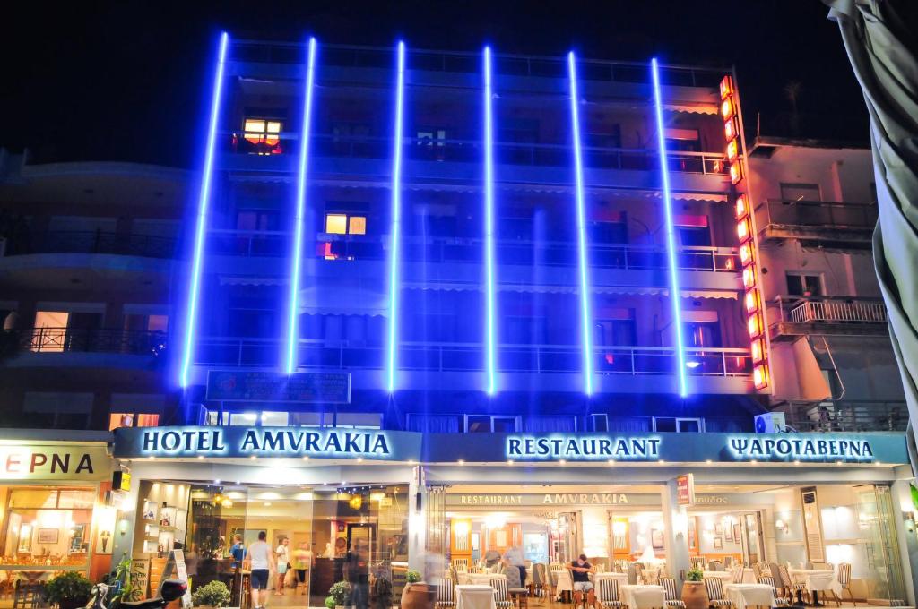 un hôtel avec des lumières bleues allumées la nuit dans l'établissement Amvrakia Hotel, à Amphilochie