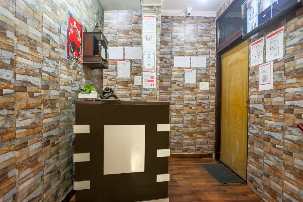 korytarz z murem z cegły w obiekcie OYO Perfect Inn w Nowym Delhi