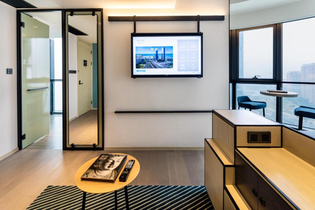 TV a/nebo společenská místnost v ubytování Artyzen Habitat Hengqin Zhuhai