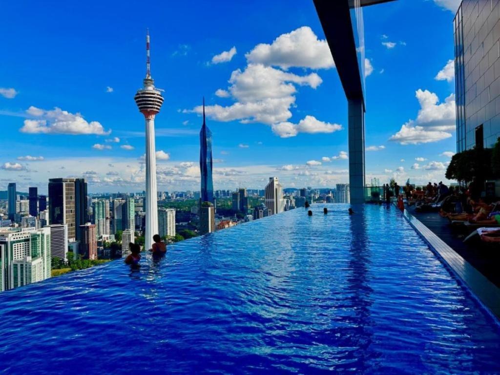吉隆坡的住宿－Platinum Sky Park Kuala Lumpur，一座城市天际线建筑的顶部的无边泳池