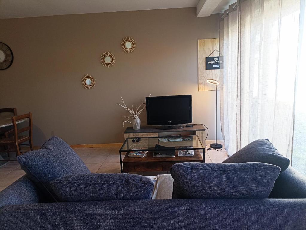TV a/nebo společenská místnost v ubytování Aux jardins d'Héloise