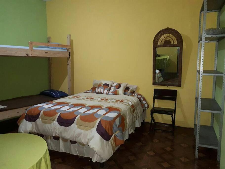 Izabal的住宿－Chalet Villarrué, Izabalito，一间卧室配有一张床、镜子和双层床