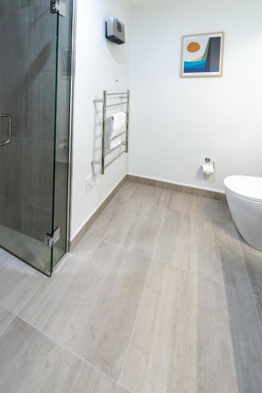 Unbeatable Central City Location 2 bed Single lvl - Resim 37