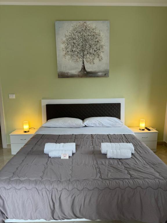 巴勒摩的住宿－Apartment Rua Formaggi，一间卧室配有一张床,上面有两条毛巾