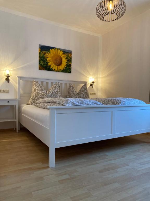 A bed or beds in a room at Frühstückspension Haus Ebersdorf