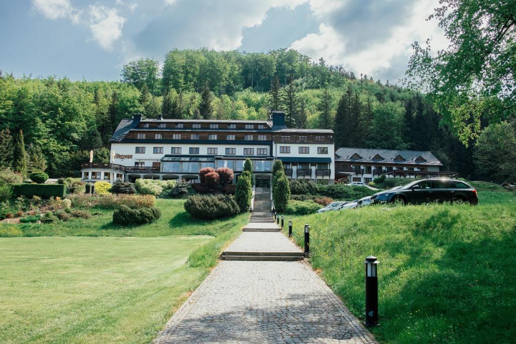 un gran edificio en medio de un campo en Hotel Troyer, en Trojanovice