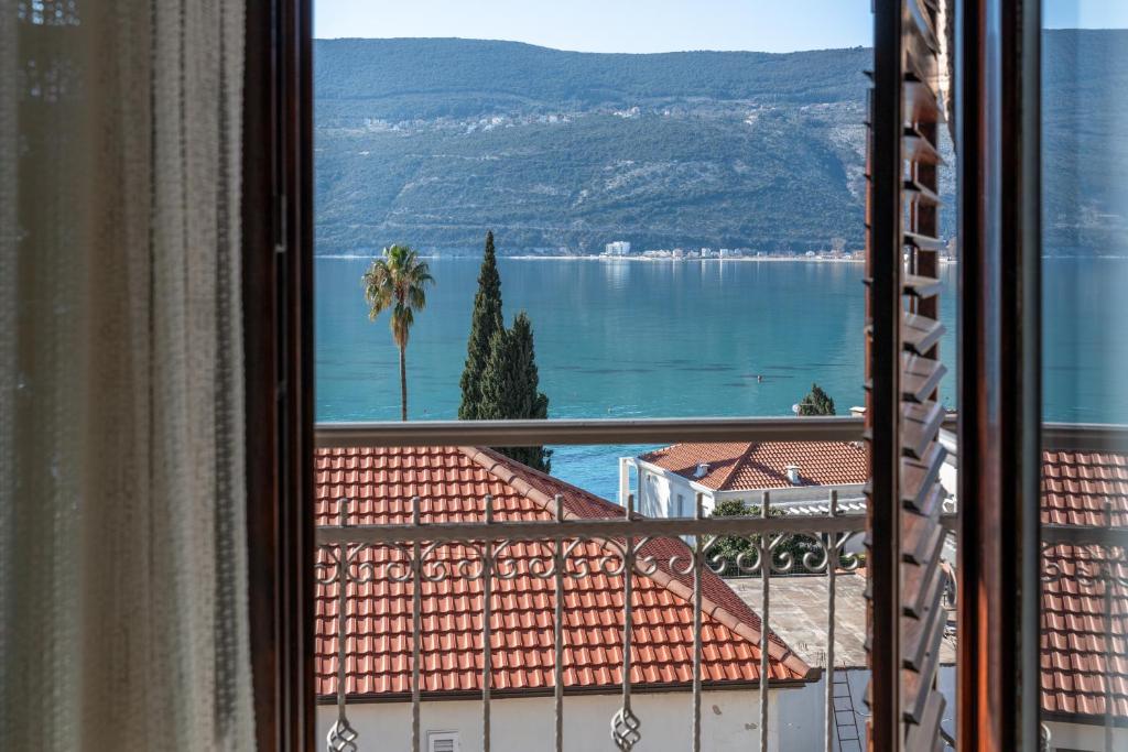 una ventana con vistas al lago en Tea, en Herceg-Novi