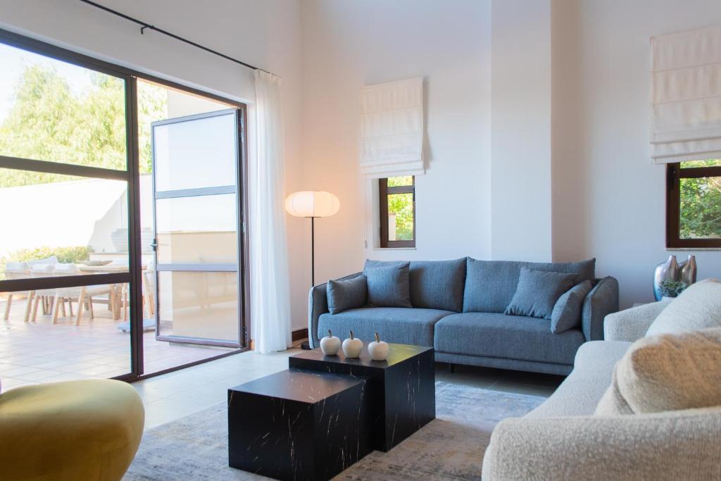 Fotografie z fotogalerie ubytování Luxury Pool View Flat L12 v destinaci Kouklia