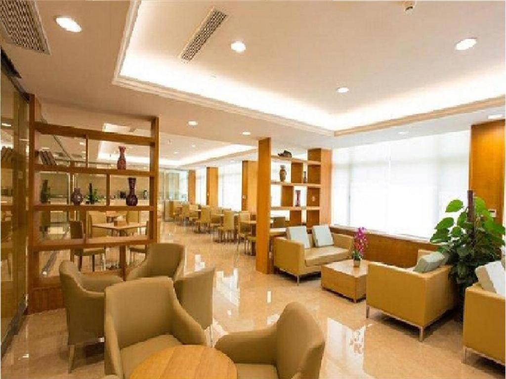 The lounge or bar area at JI Hotel Hangzhou Huanglong Wensan Road