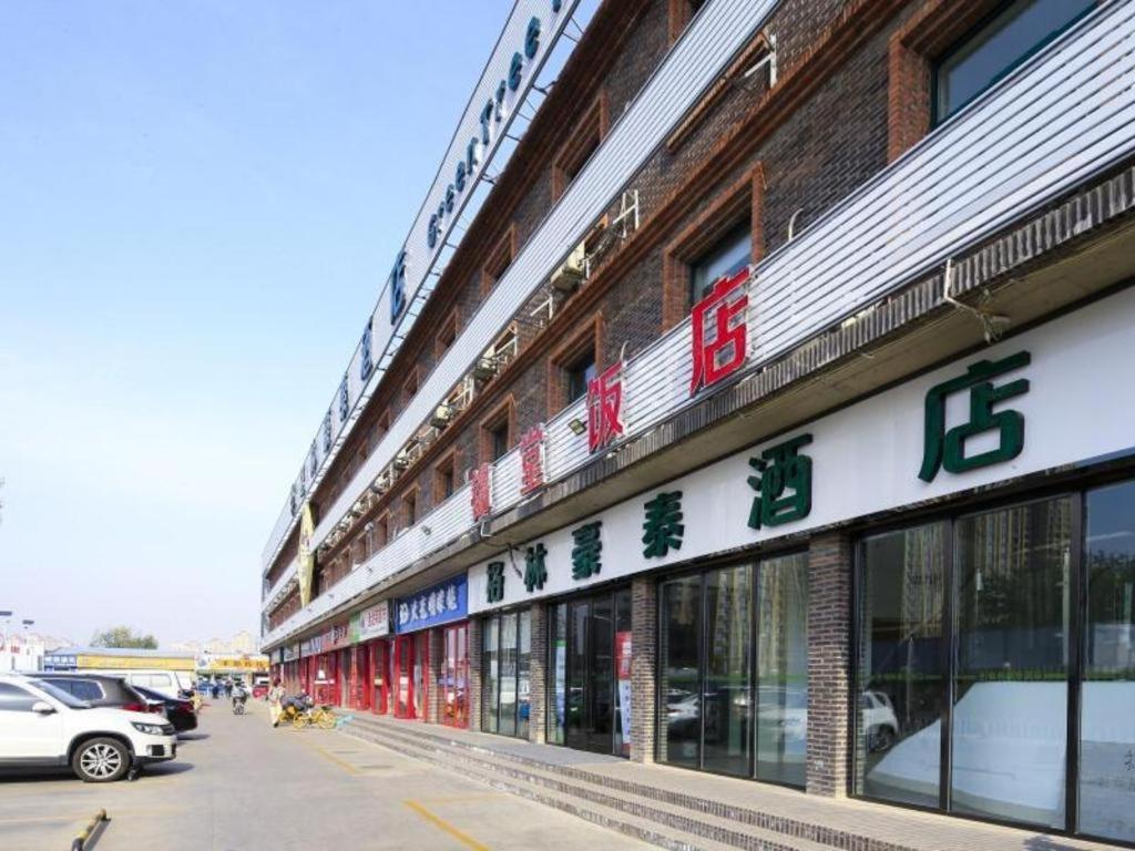 budynek ze znakami na boku w obiekcie Green Tree Inn Tianjin Jinnan Linshijun University of Finance and Economics w mieście Huidui