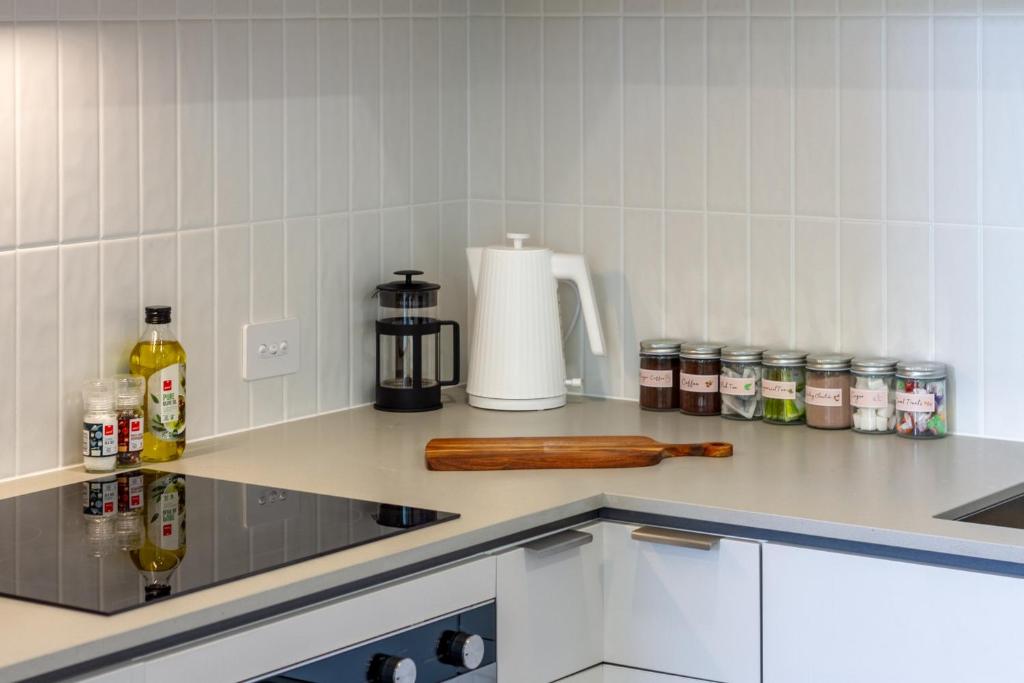 Unbeatable Central City Location 2 bed Single lvl - Resim 22