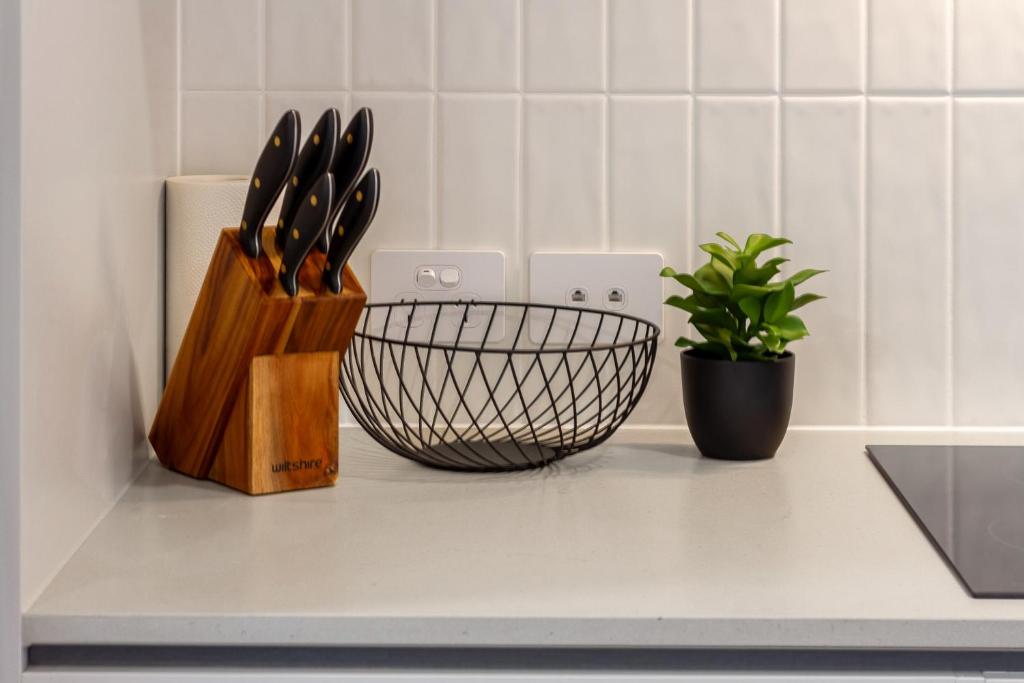 Unbeatable Central City Location 2 bed Single lvl - Resim 23