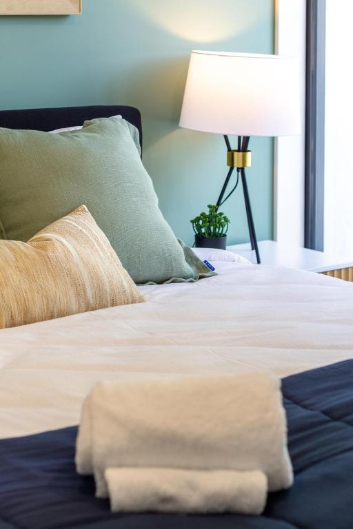 Unbeatable Central City Location 2 bed Single lvl - Resim 28