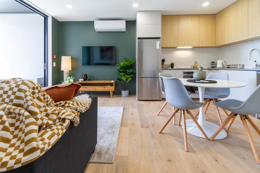 Unbeatable Central City Location 2 bed Single lvl - Resim 1