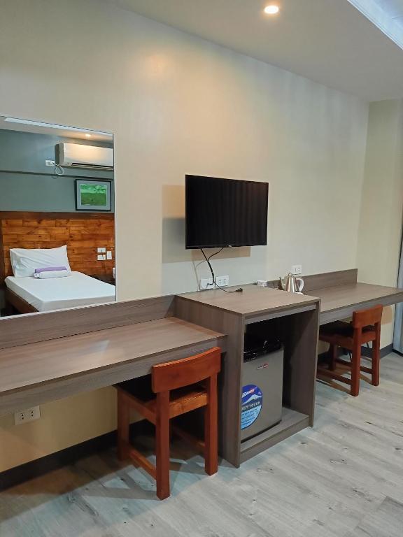 TV a/nebo společenská místnost v ubytování Norlu Cedec Midpoint Hotel