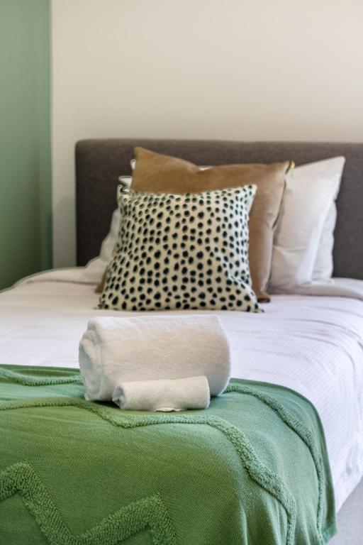 Unbeatable Central City Location 2 bed Single lvl - Resim 33