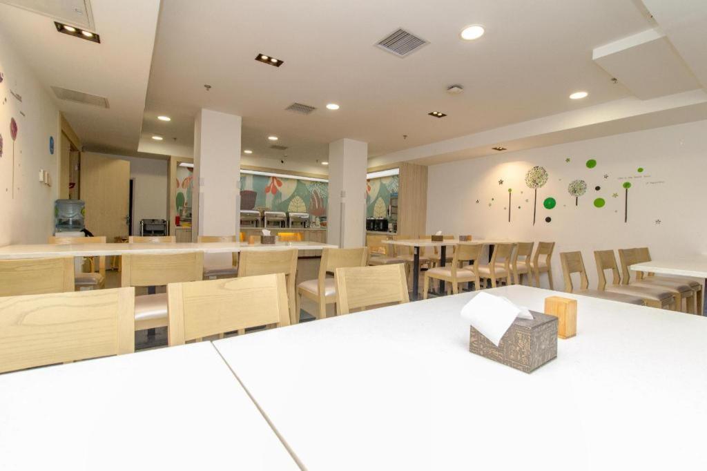Un restaurante o sitio para comer en Hanting Hotel Dalian Sports Center