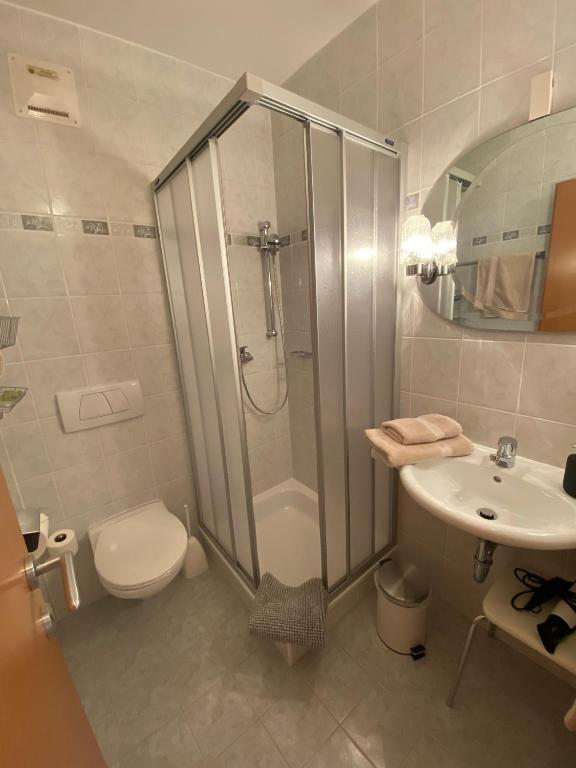 A bathroom at Frühstückspension Haus Ebersdorf