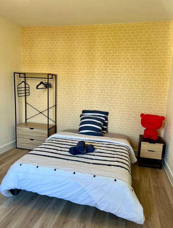 - une chambre avec un lit doté d'un chapeau bleu dans l'établissement Chez Olivia, à Melle